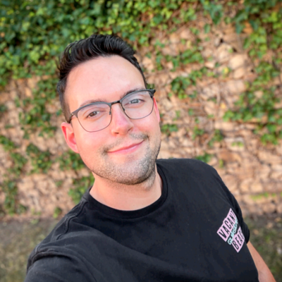Selfie einer Person mit Brille und schwarzem T-Shirt